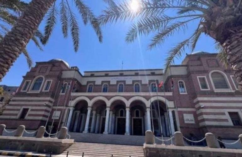 أزمة السيولة تدفع الليبيين لاستخدام البطاقات المصرفية رغم العقبات